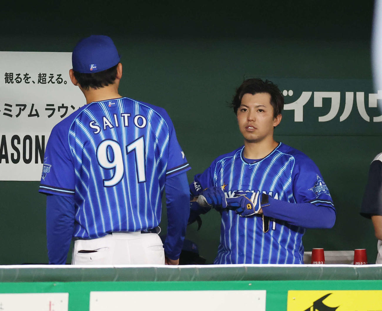 巨人対DeNA 8回表DeNA2死二塁、代打が送られ斎藤チーフ投手コーチ（左）に声をかけられる東（撮影・宮地輝）