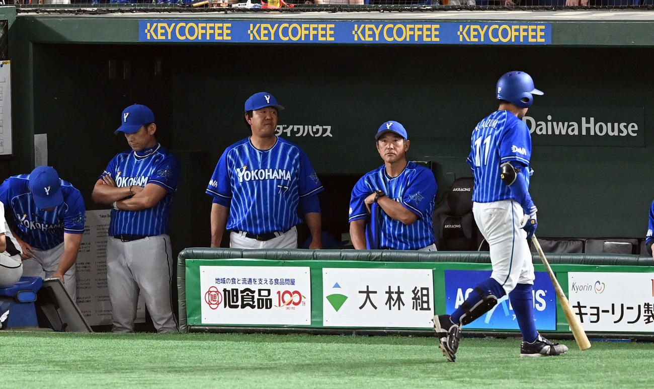 巨人対DeNA 8回表DeNA2死二塁、代打を送られベンチに下がる東（右）（撮影・たえ見朱実）