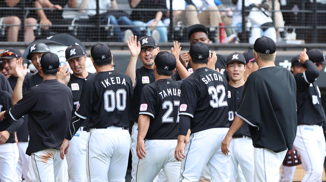 日本ハム対ロッテ　試合終了後、笑顔でナインを出迎えるロッテ吉井監督（中央後方）（撮影・佐藤翔太）