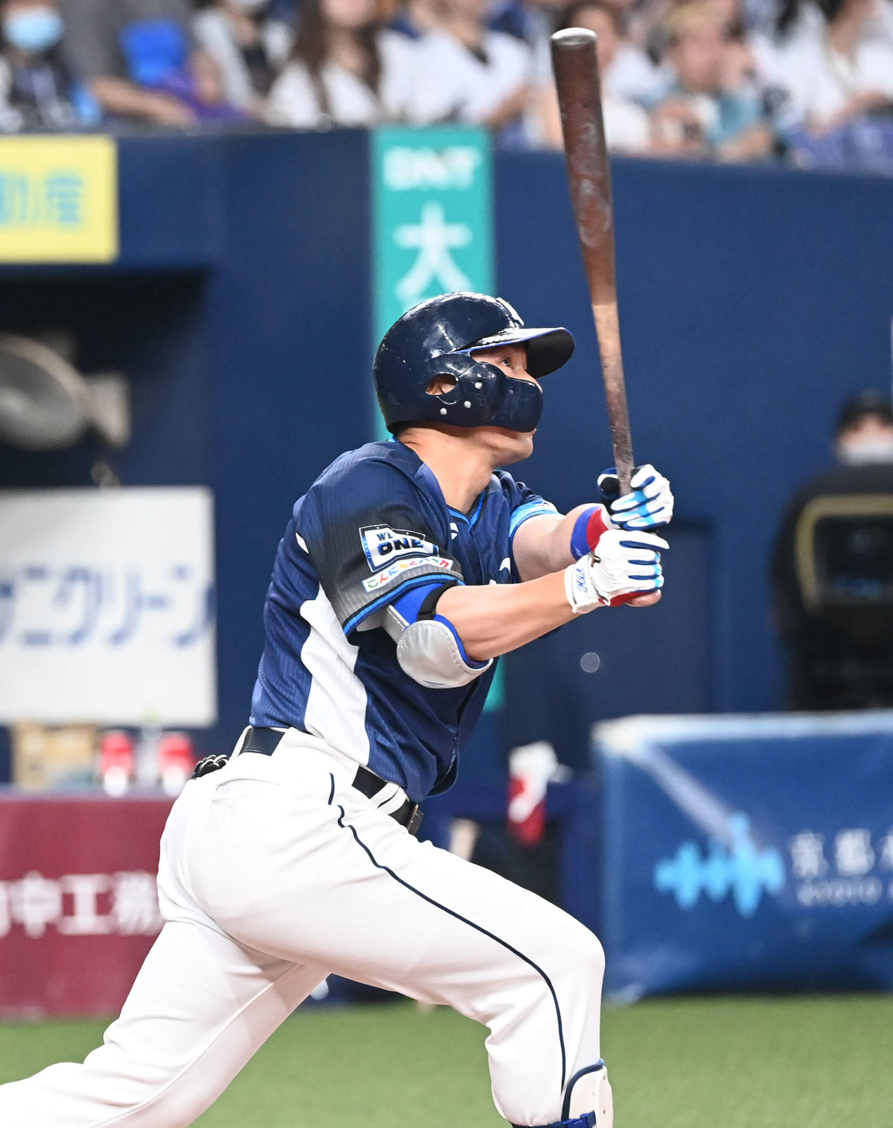 オリックス対西武　6回表西武無死、右越え本塁打を放つ栗山（撮影・和賀正仁）