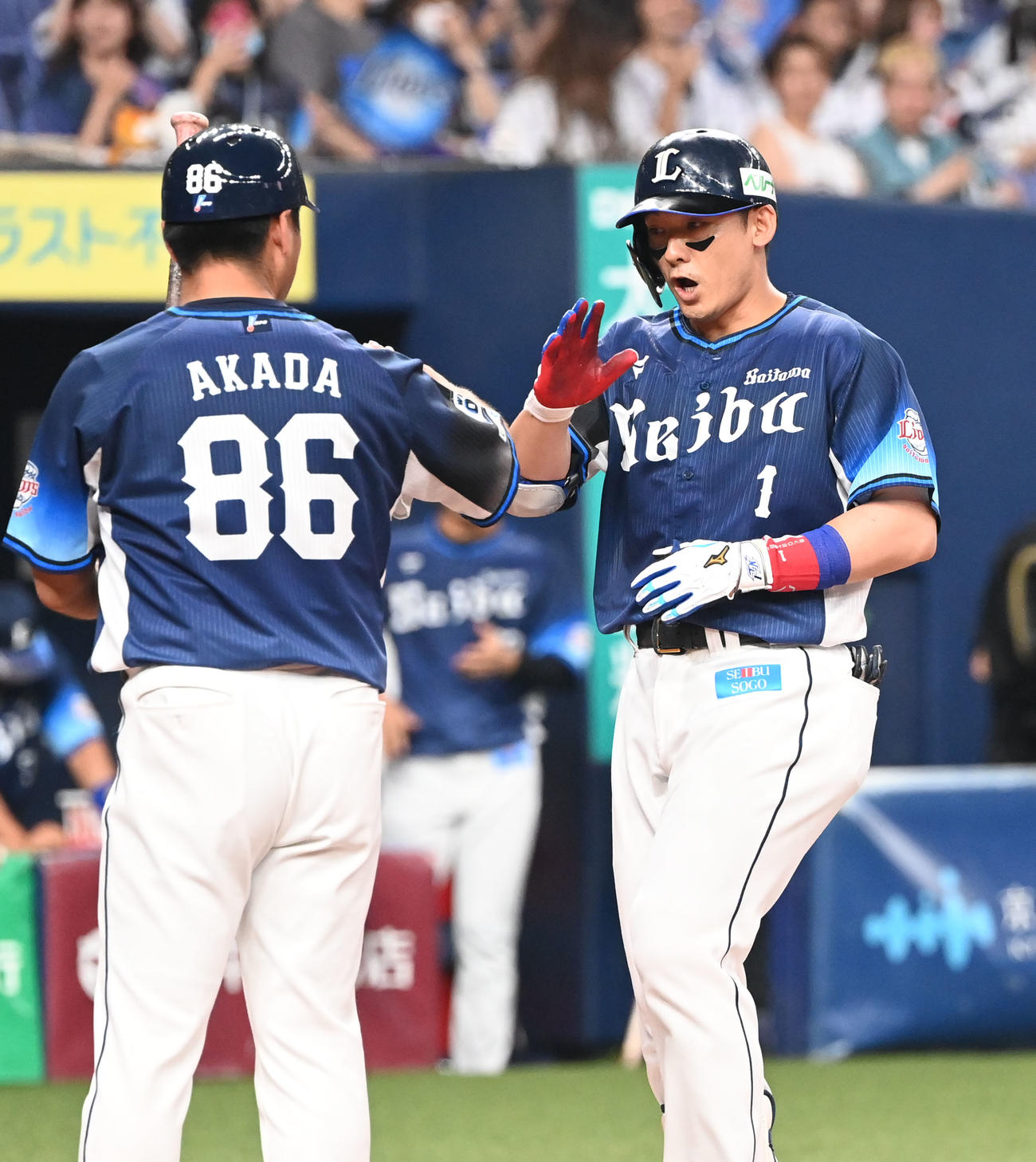 オリックス対西武　6回表西武無死、右越え本塁打を放ち生還する栗山（撮影・和賀正仁）