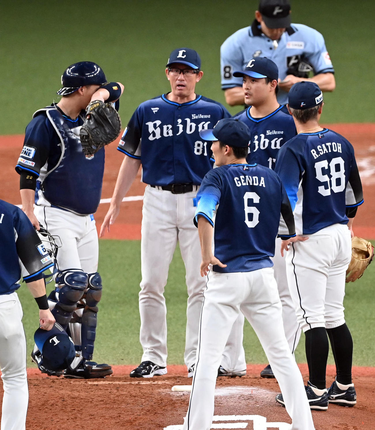 オリックス対西武　3回裏オリックス1死一、三塁、西武先発の松本（右）は豊田コーチ（中央）のアドバイスを聞く（撮影・前岡正明）