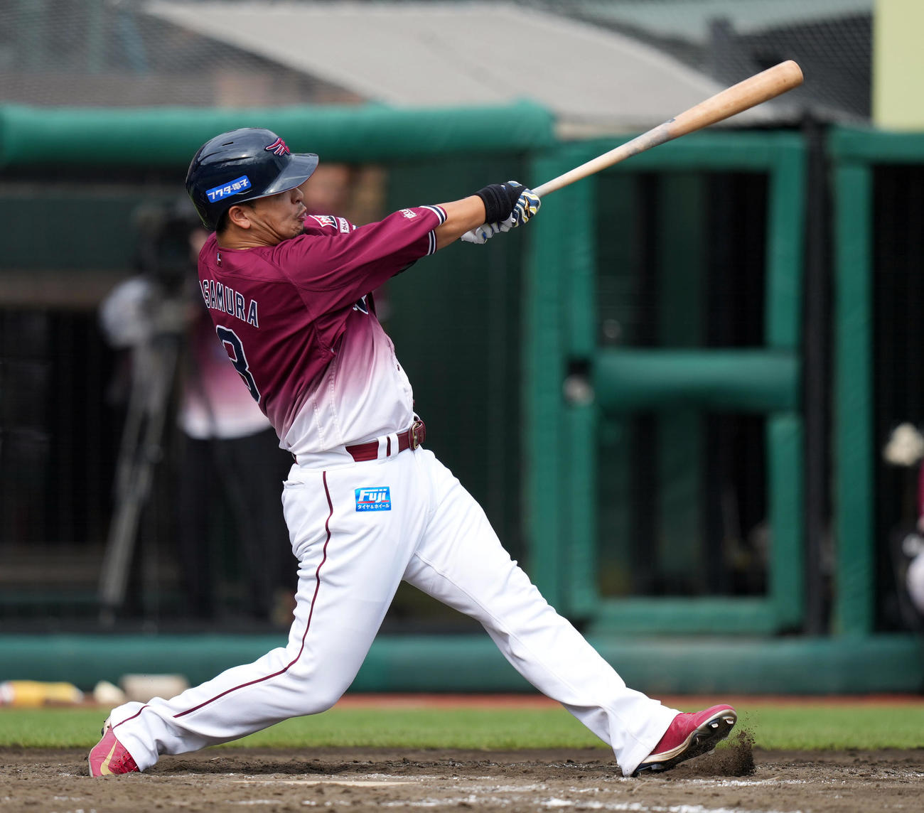楽天対ソフトバンク　8回裏楽天2死、ソロ本塁打を放つ浅村（撮影・狩俣裕三）