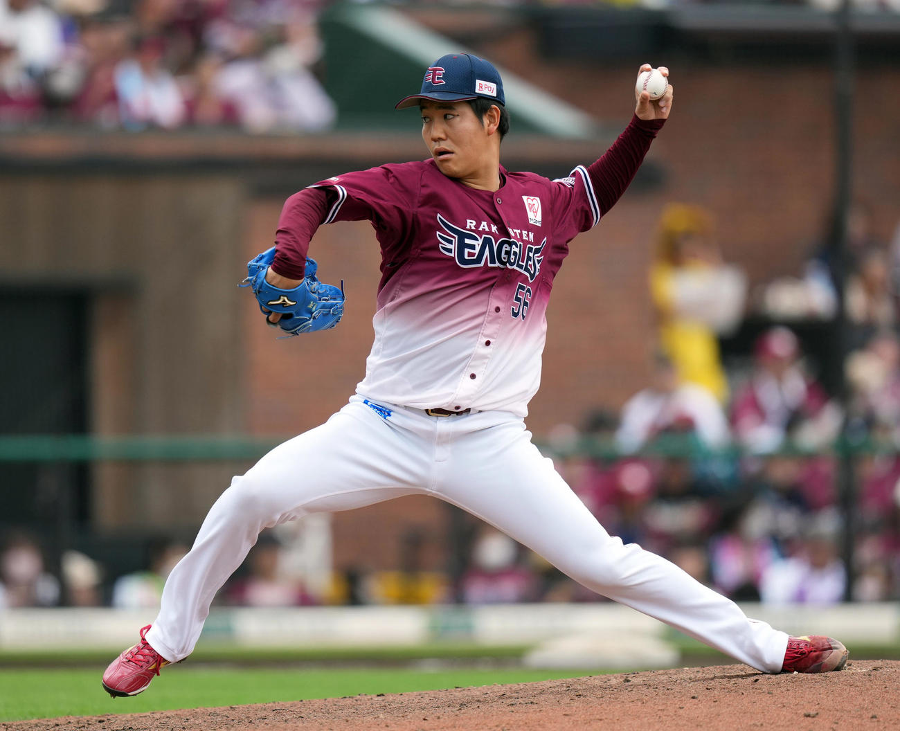 楽天対ソフトバンク　8回表から登板する4番手の鈴木翔（撮影・狩俣裕三）