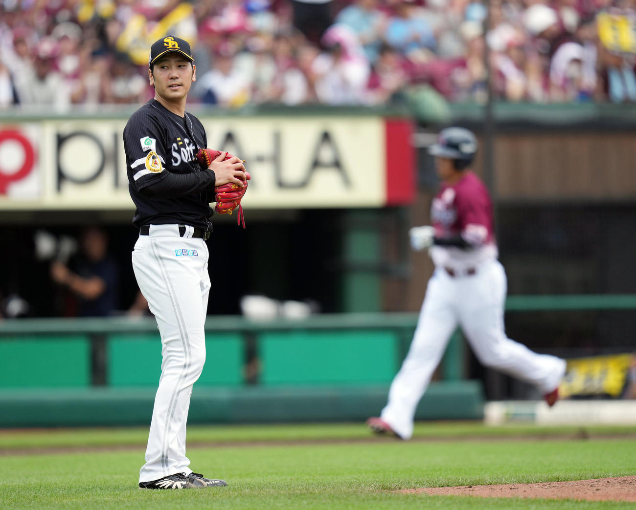 楽天対ソフトバンク　3回裏楽天2死一、二塁、浅村（後方）に3点本塁打を浴びる石川（撮影・狩俣裕三）