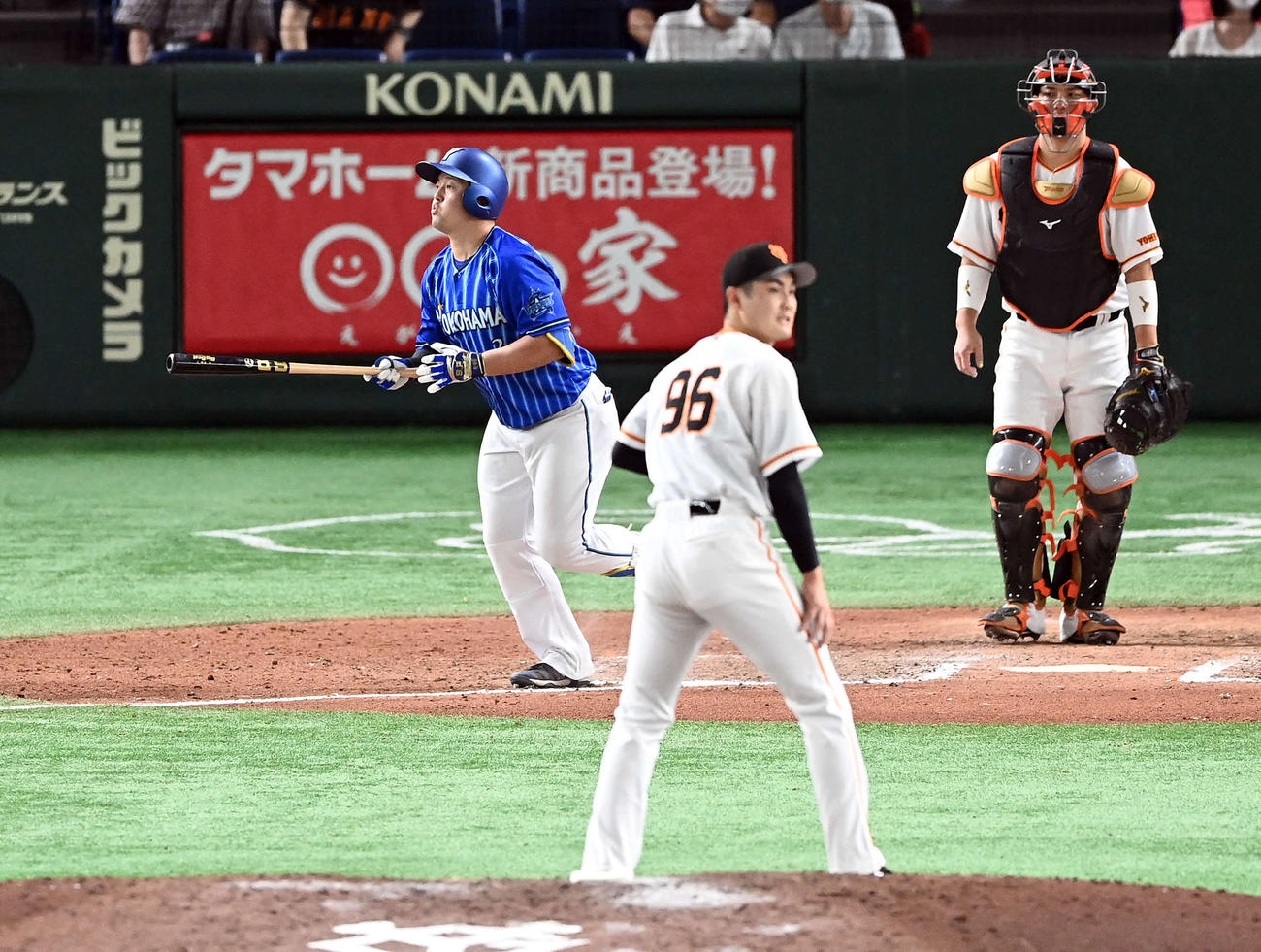 巨人対DeNA 12回表DeNA1死、左越えにソロ本塁打を放った牧。投手菊地（撮影・たえ見朱実）