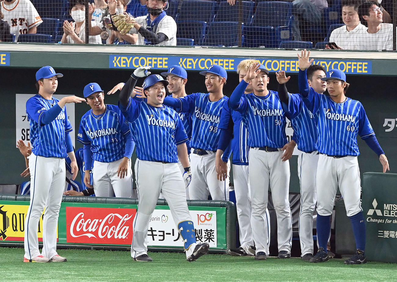 巨人対DeNA　12回表DeNA1死、ソロ本塁打を放った牧（左から3人目）は、レフトスタンドのファンに向かって「デスターシャ」ポーズを決める（撮影・たえ見朱実）
