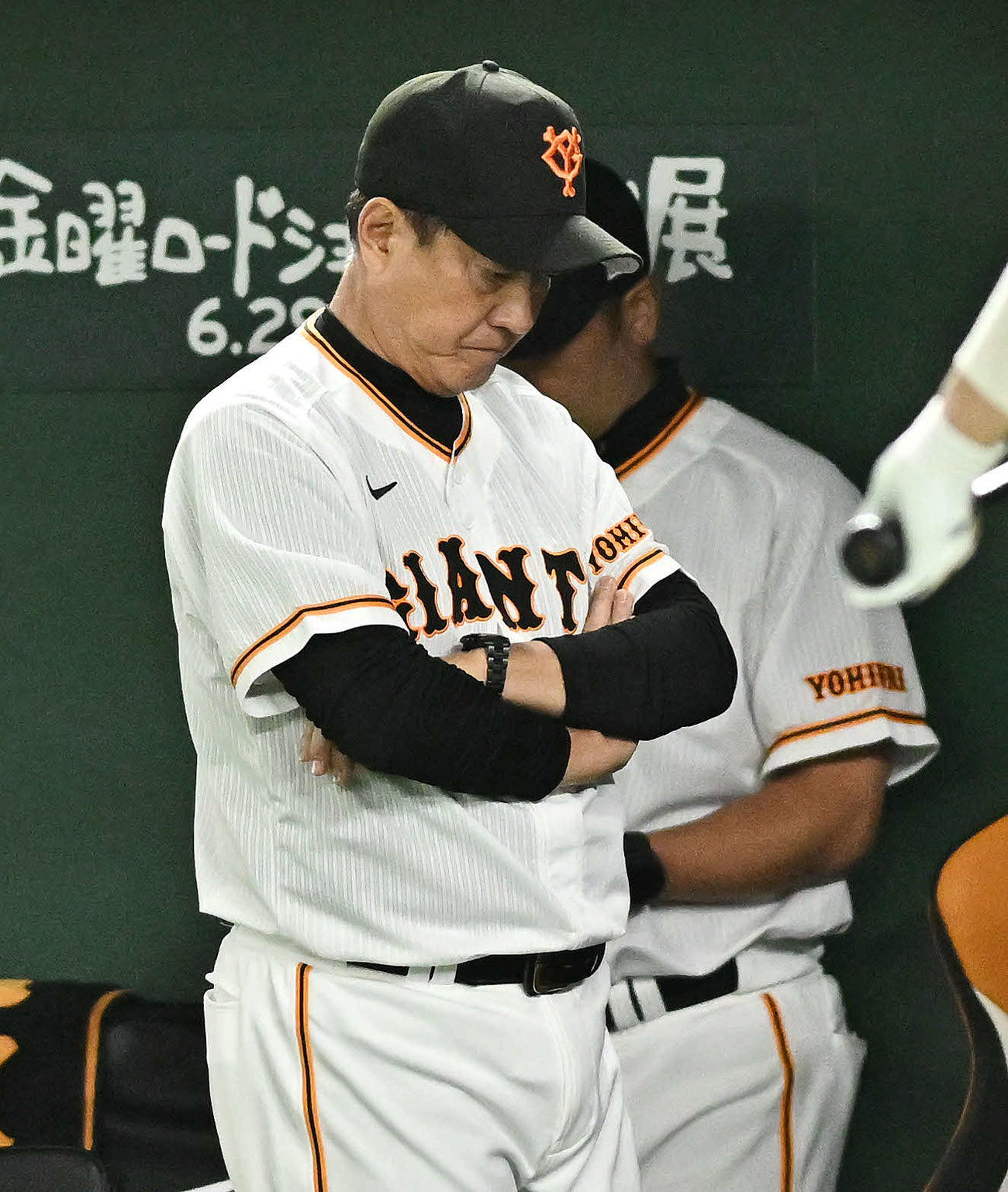 巨人対DeNA 12回裏、ベンチで浮かない表情の巨人原監督（手前）（撮影・滝沢徹郎）
