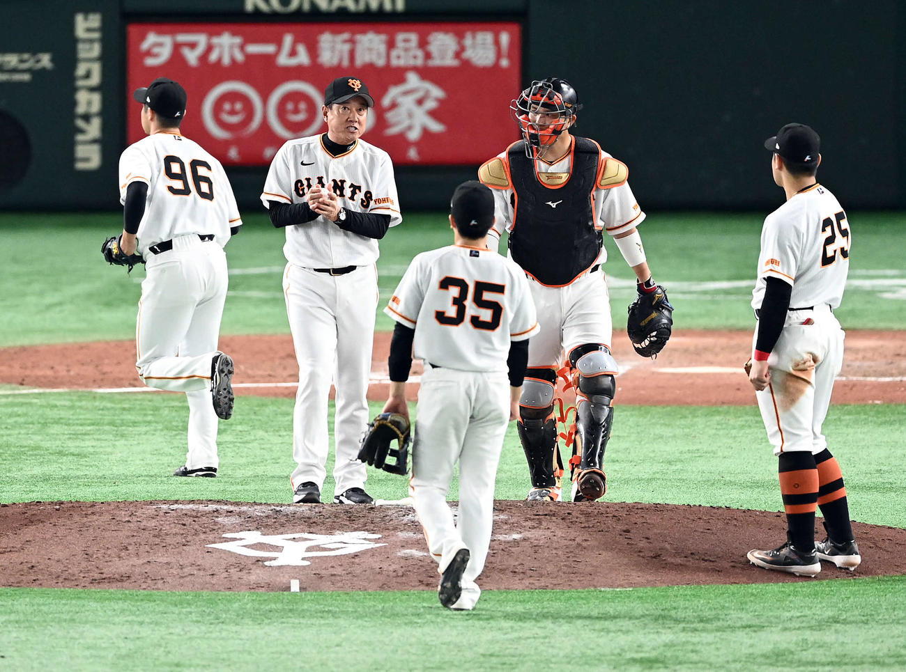 巨人対DeNA 12回表DeNA1死、菊地の交代を告げるためマウンドに出向いた原監督（中央左）（撮影・たえ見朱実）