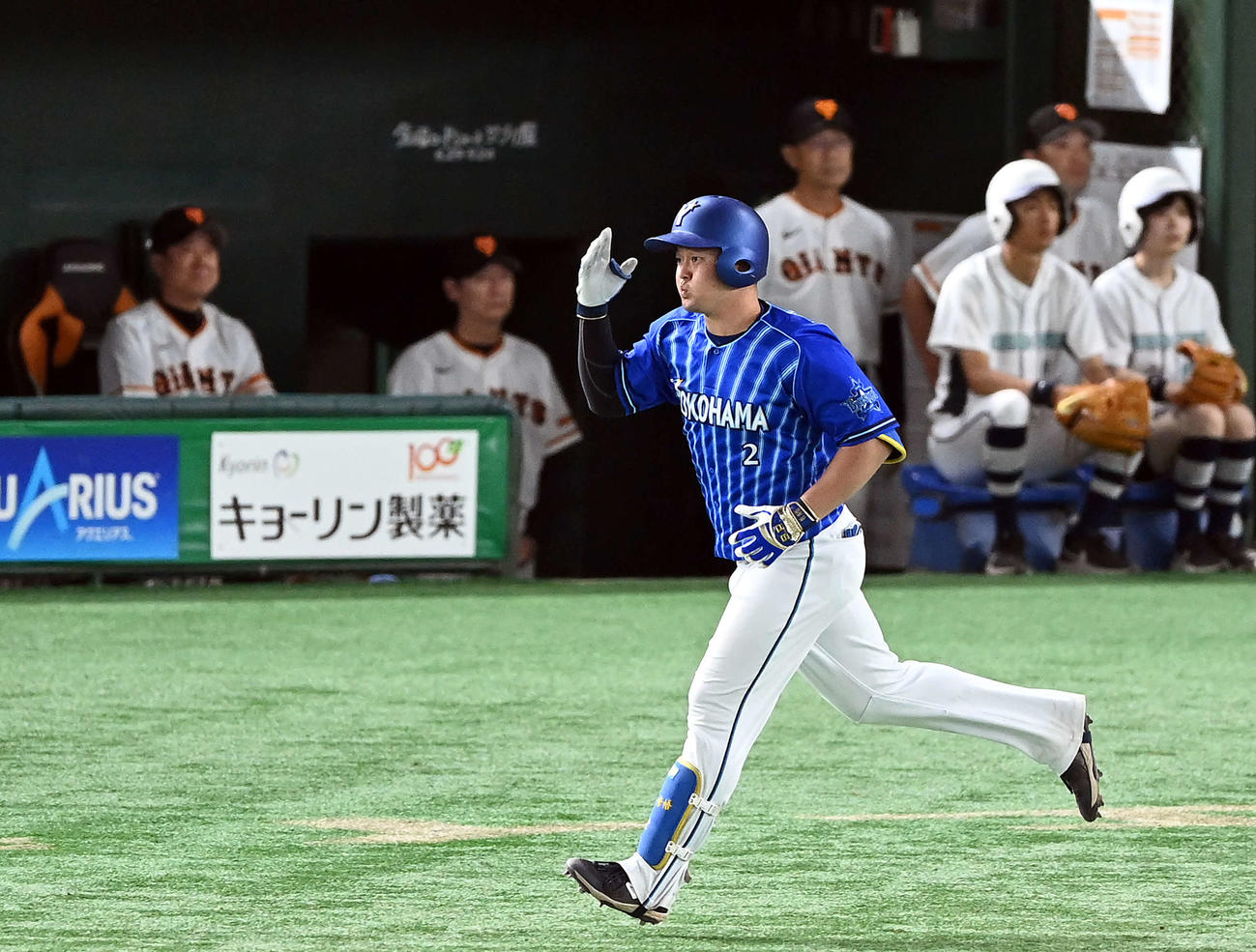 巨人対DeNA 12回表DeNA1死、左越えにソロ本塁打を放ちポーズを決める牧（撮影・たえ見朱実）