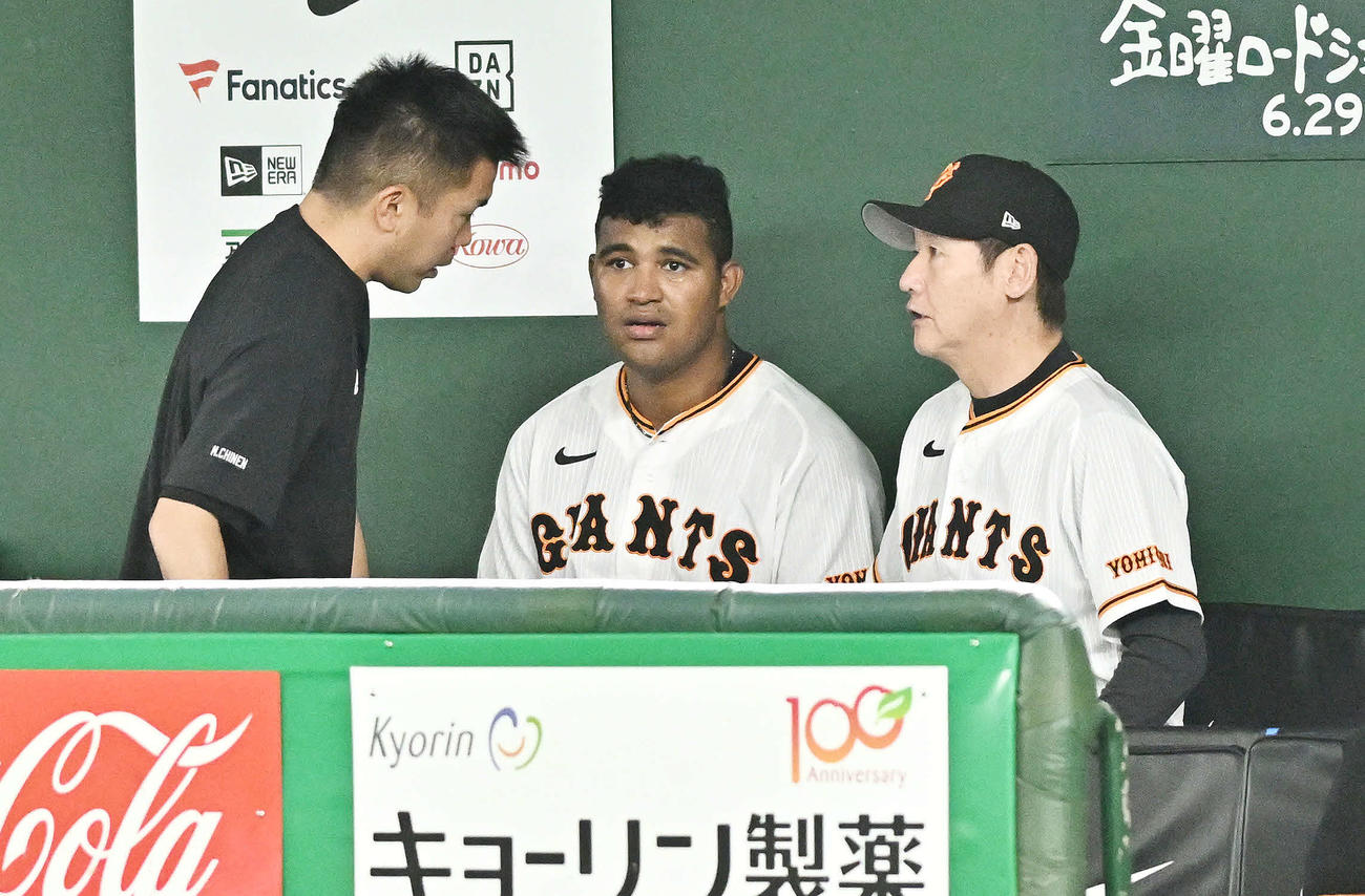 巨人対DeNA 8回表を投げ終えた巨人先発のメンデス（中央）はベンチへ戻り阿波野投手チーフコーチ（右）と話す（撮影・滝沢徹郎）