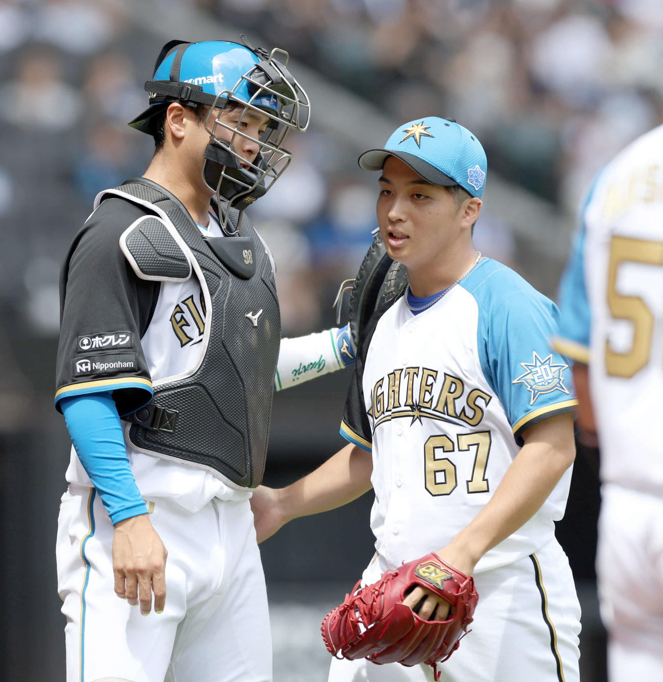 日本ハム対ロッテ　1回表を無失点に抑えベンチに戻る郡司（左）と山本（撮影・佐藤翔太）
