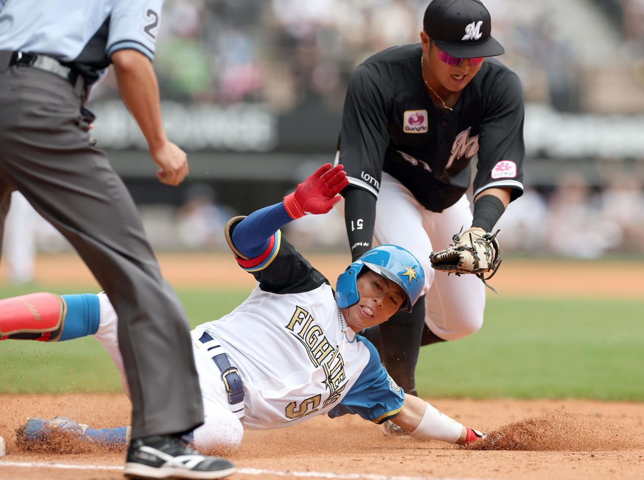 日本ハム対ロッテ　5回裏日本ハム2死二塁、中前適時打を放ち帰塁する五十幡（撮影・佐藤翔太）