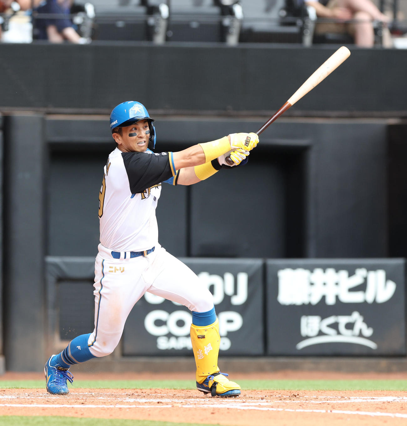 日本ハム対ロッテ　5回裏日本ハム1死、山田は二塁打を放つ（撮影・佐藤翔太）