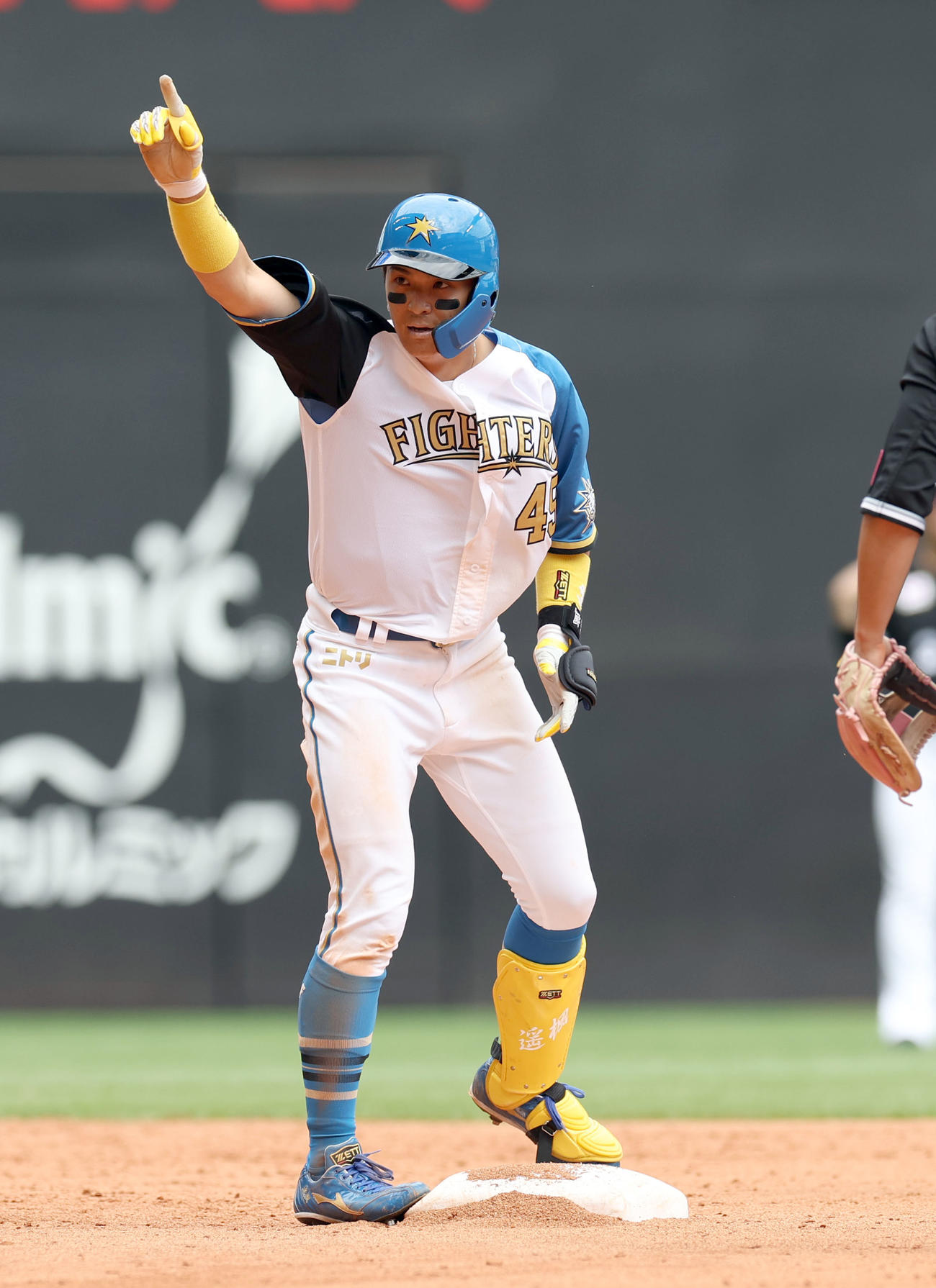 日本ハム対ロッテ　5回裏日本ハム1死、山田は二塁打を放ちポーズをとる（撮影・佐藤翔太）