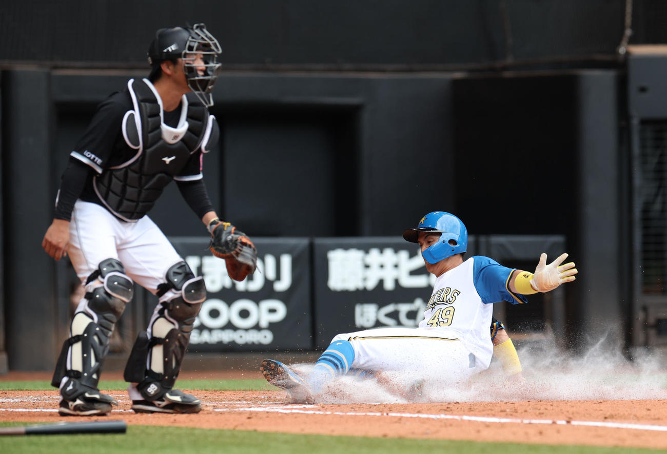 日本ハム対ロッテ　5回裏日本ハム2死二塁、五十幡の中前適時打で生還する山田（撮影・佐藤翔太）
