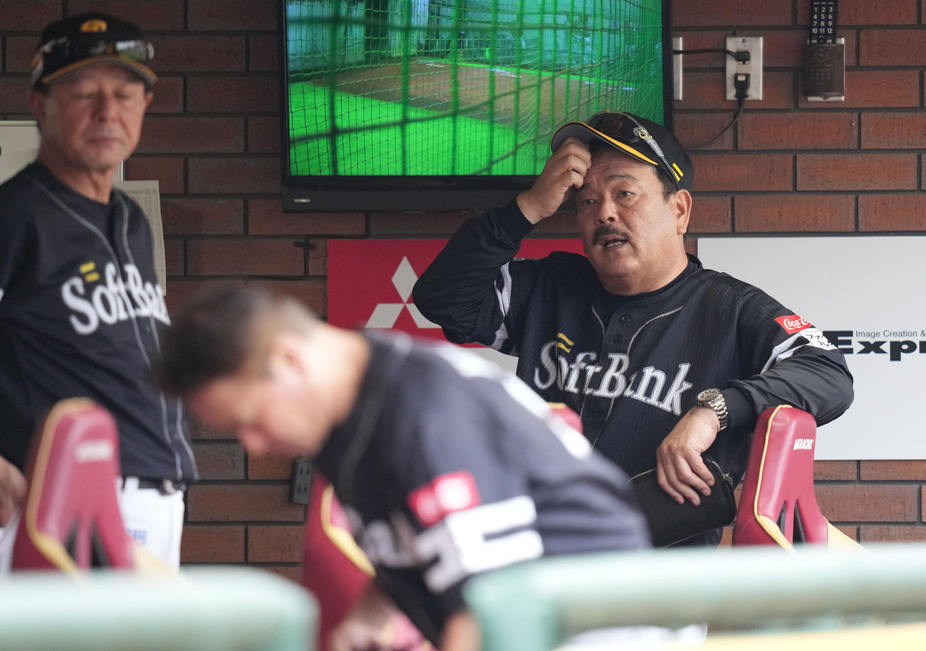 楽天対ソフトバンク　試合後、頭を抱える藤本監督（撮影・狩俣裕三）