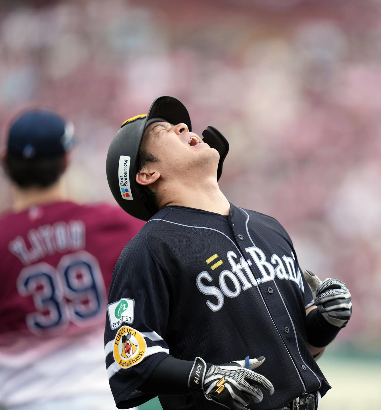 楽天対ソフトバンク　7回表ソフトバンク1死、遊ゴロに打ち取られ、悔しがる甲斐（撮影・狩俣裕三）