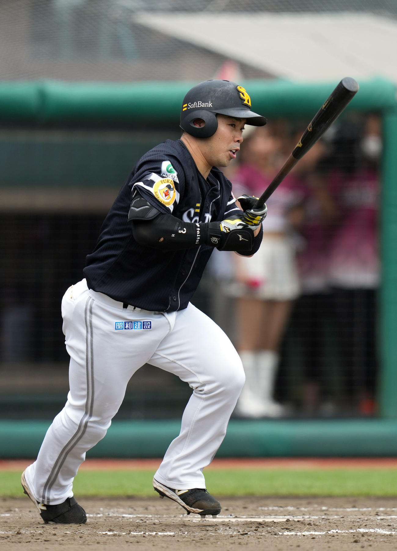 楽天対ソフトバンク　3回表ソフトバンク2死二塁、右前打を放つ近藤（撮影・狩俣裕三）