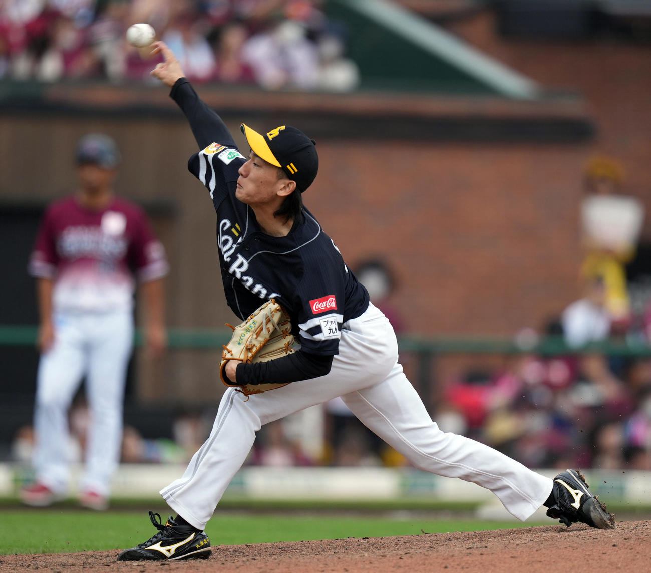 楽天対ソフトバンク　8回裏から登板するソフトバンク3番手の大津（撮影・狩俣裕三）