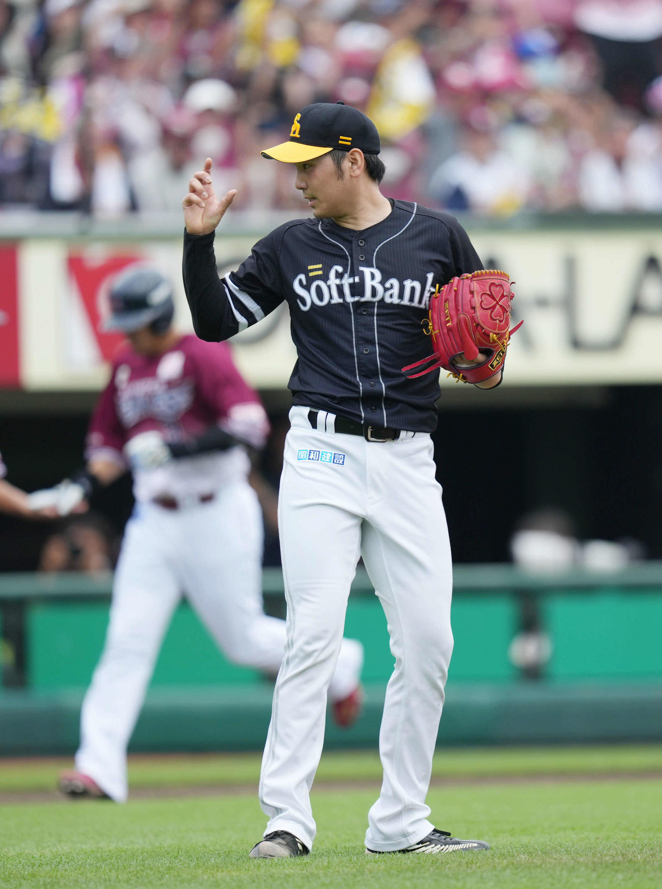 楽天対ソフトバンク　3回裏楽天2死一、二塁、浅村（後方）に3点本塁打を浴びる石川（撮影・狩俣裕三）