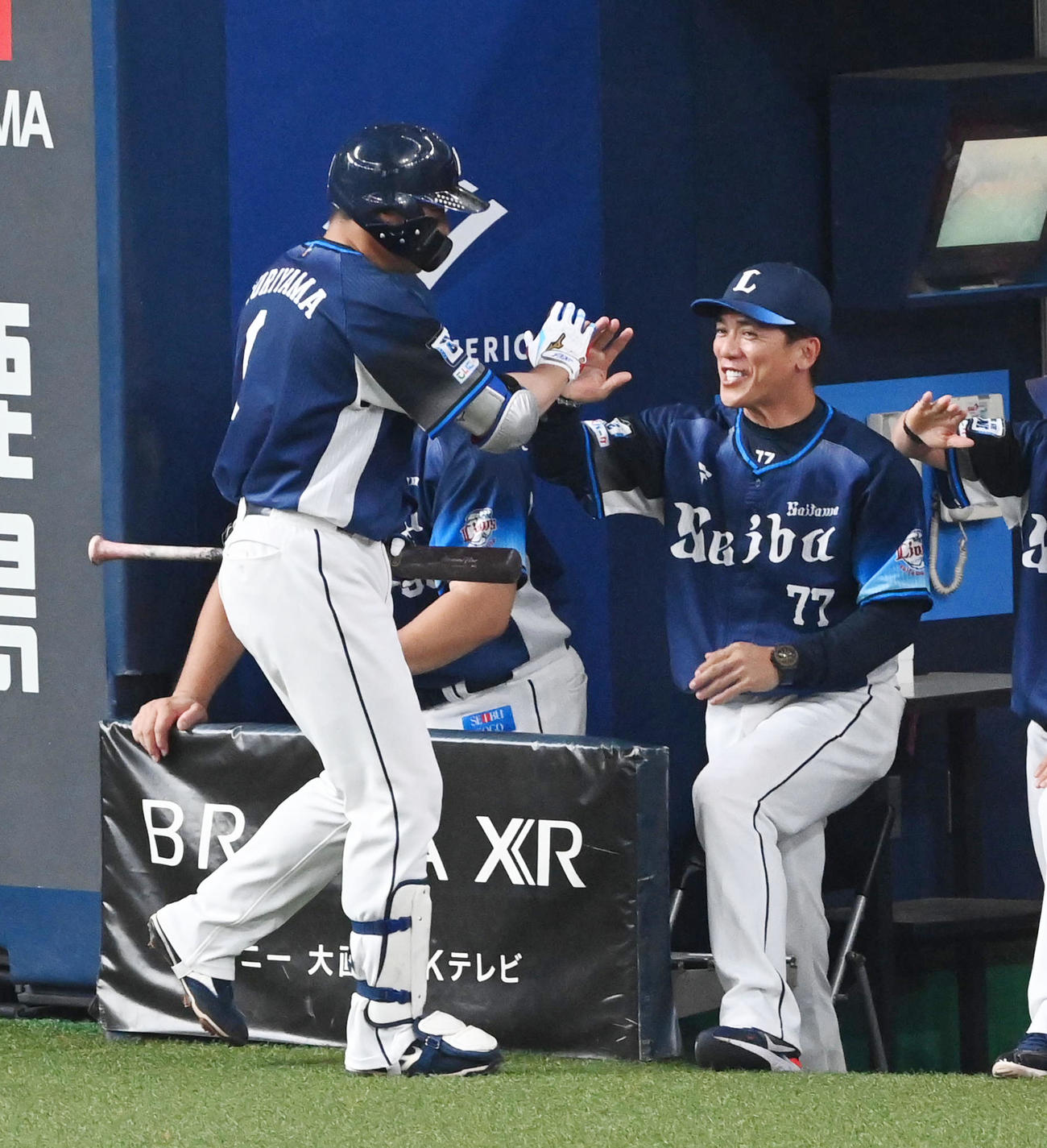 オリックス対西武　6回表西武無死、右越え本塁打を放った栗山（左）を笑顔で迎える松井監督（撮影・前岡正明）