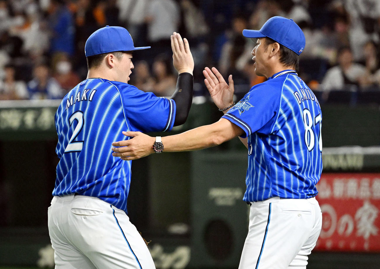 巨人対DeNA　試合後、DeNA三浦監督（右）は牧とタッチをかわす（撮影・滝沢徹郎）