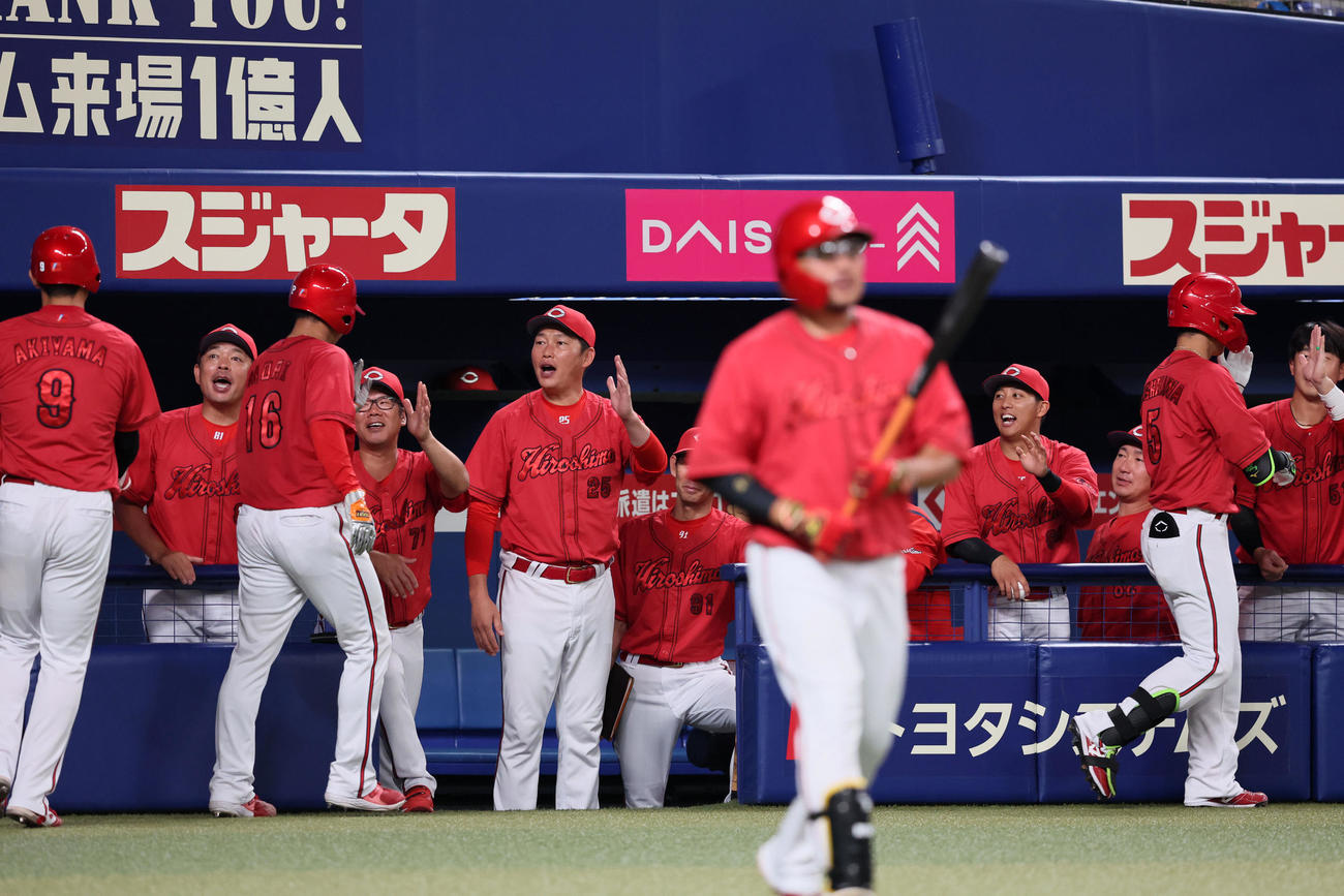 中日対広島　3回表広島2死一、二塁、右越え3点本塁打を放った西川（右）らをベンチで迎える新井監督（撮影・加藤哉）