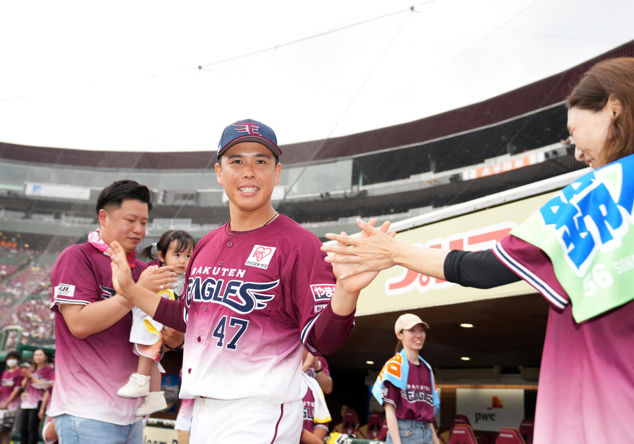 楽天対ソフトバンク　ヒーローインタビューでファンとタッチを交わす藤井（撮影・狩俣裕三）