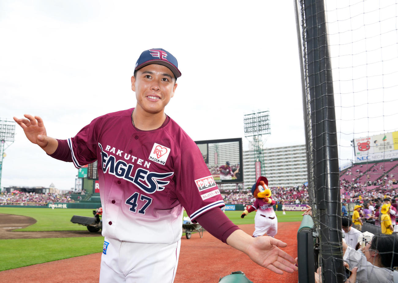 楽天対ソフトバンク　ヒーローインタビュー後、ファンとタッチを交わす藤井（撮影・狩俣裕三）