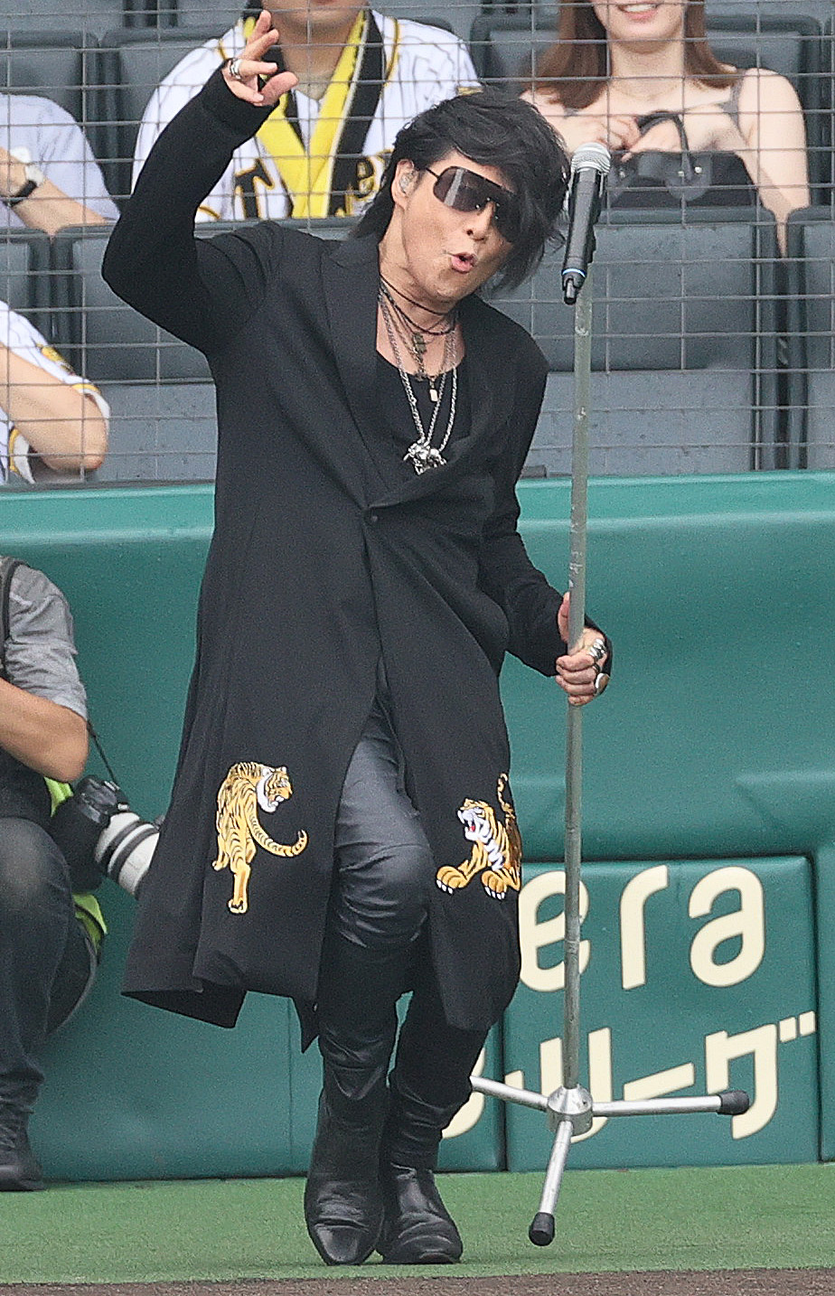 阪神対ヤクルト　試合前、甲子園球場を盛り上げる森友嵐士（撮影・上山淳一）