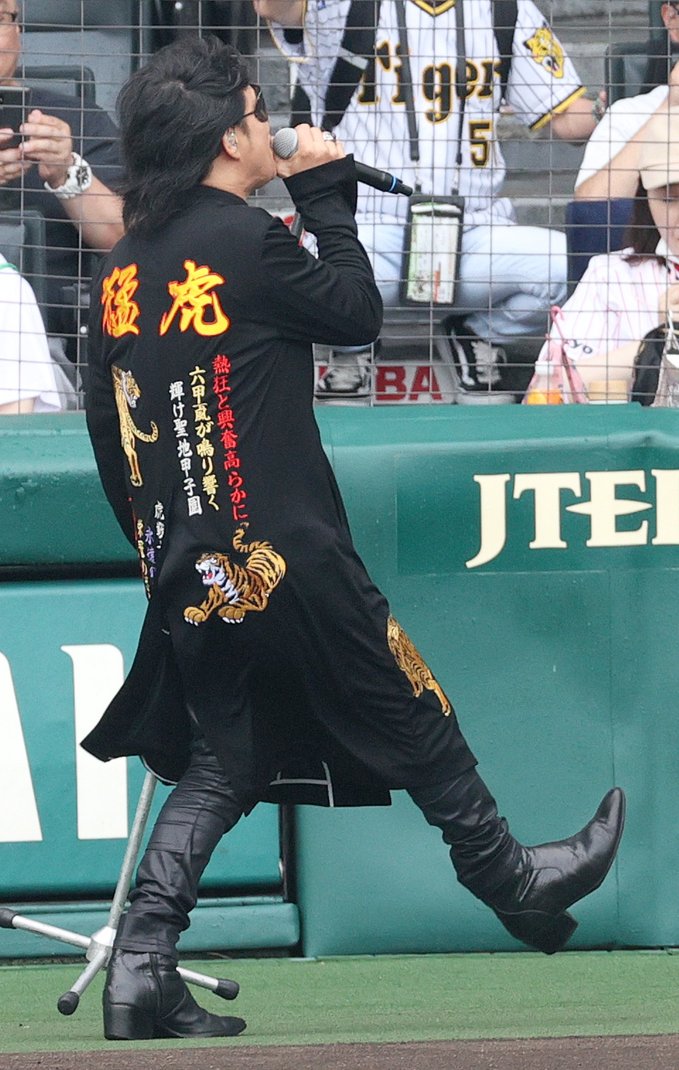 阪神対ヤクルト　試合前、甲子園球場を盛り上げる森友嵐士（撮影・上山淳一）