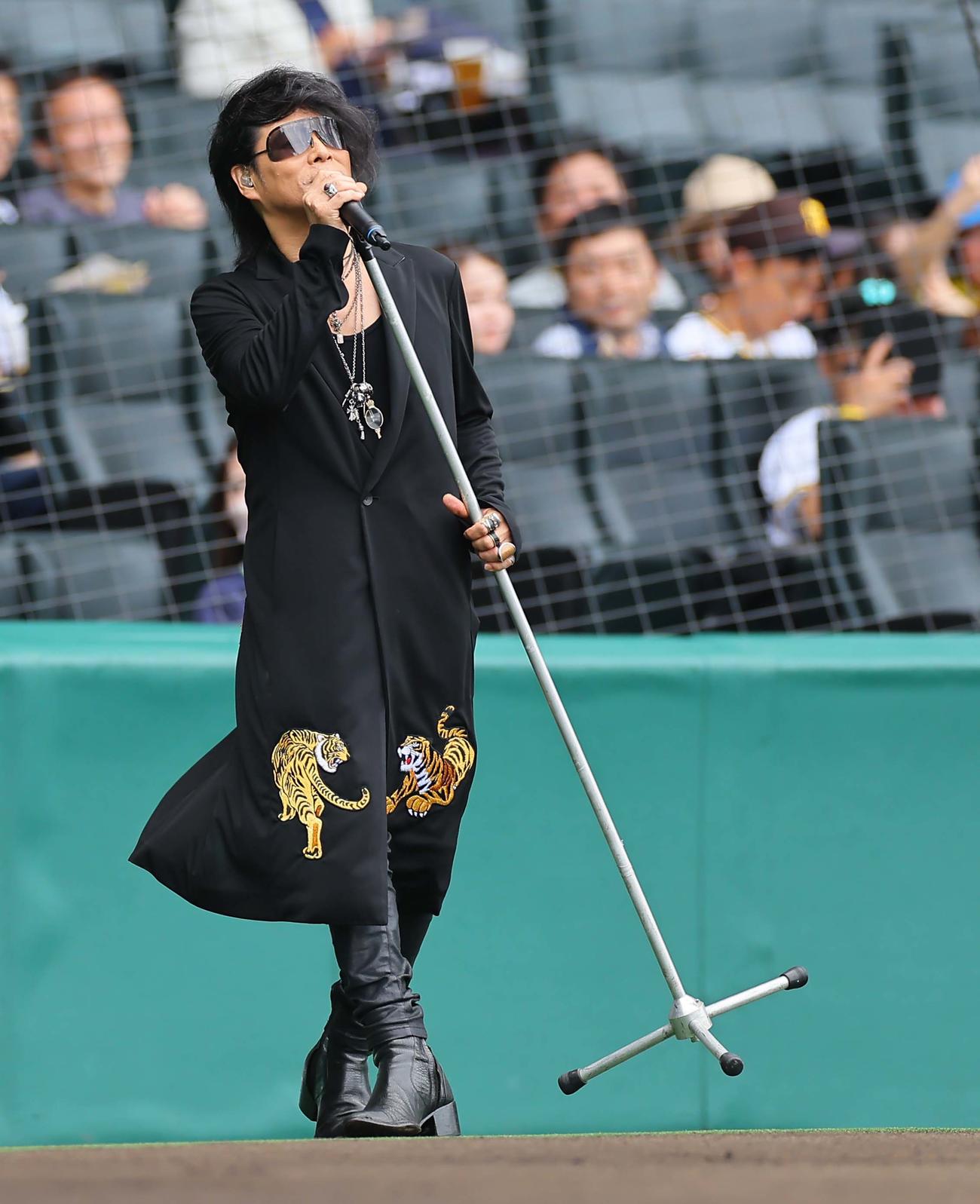 阪神対ヤクルト　甲子園球場で熱唱する森友嵐士（撮影・上田博志）