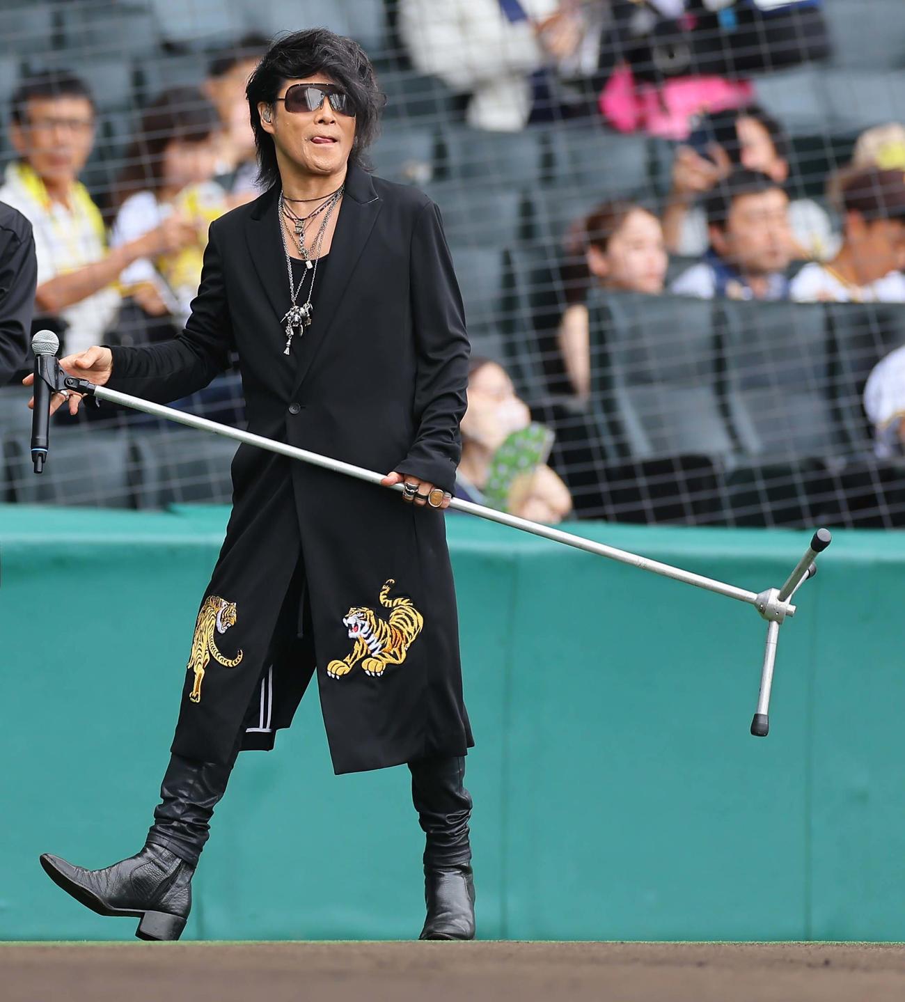 阪神対ヤクルト　甲子園球場で熱唱するT－BOLAN森友嵐士（撮影・上田博志）