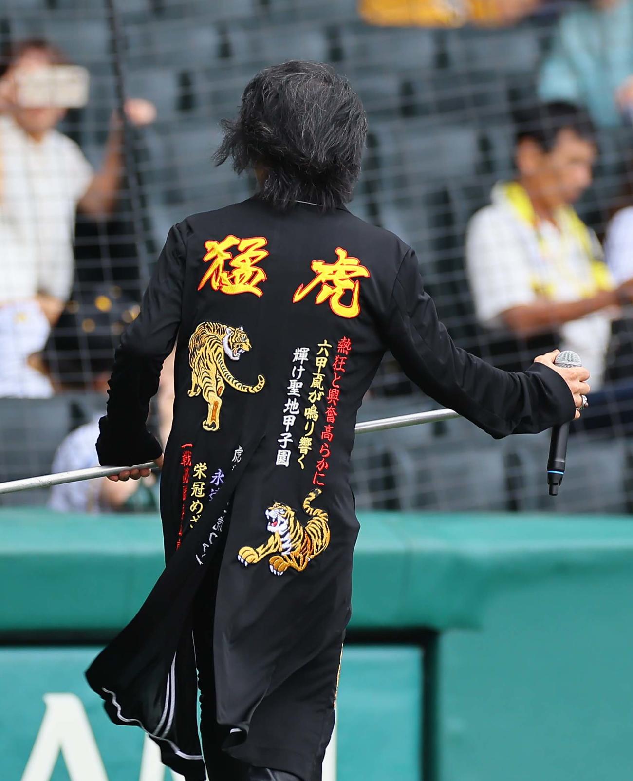阪神対ヤクルト　甲子園球場で熱唱する森友嵐士（撮影・上田博志）