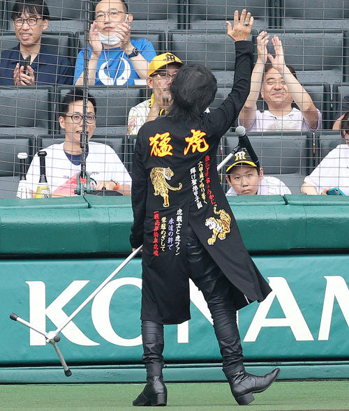 阪神】T－BOLAN森友嵐士「すごい感動。甲子園か…」虎刺繍＆黒基調の