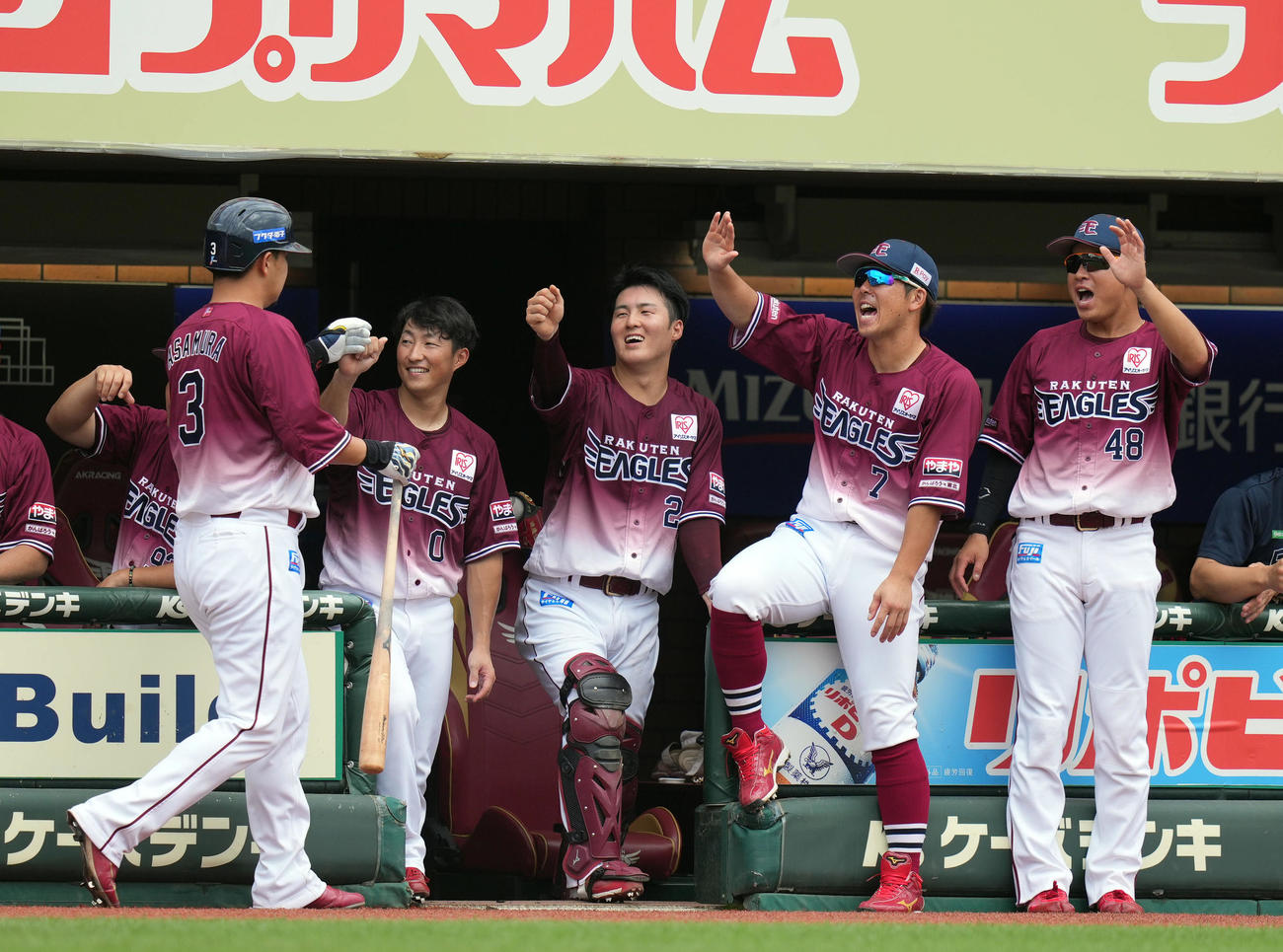 楽天対ソフトバンク　3回裏楽天2死一、二塁、3点本塁打を放った浅村（左）を迎える楽天の選手たち（撮影・狩俣裕三）