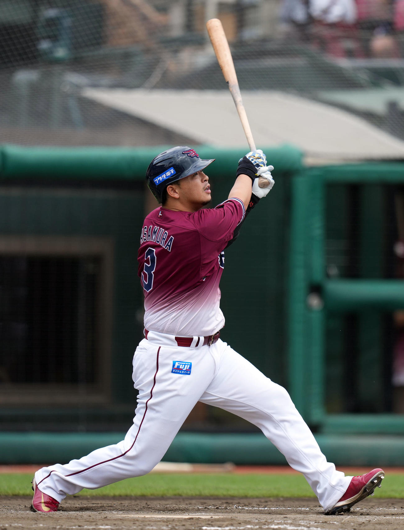 楽天対ソフトバンク　3回裏楽天2死一、二塁、3点本塁打を放つ浅村（撮影・狩俣裕三）