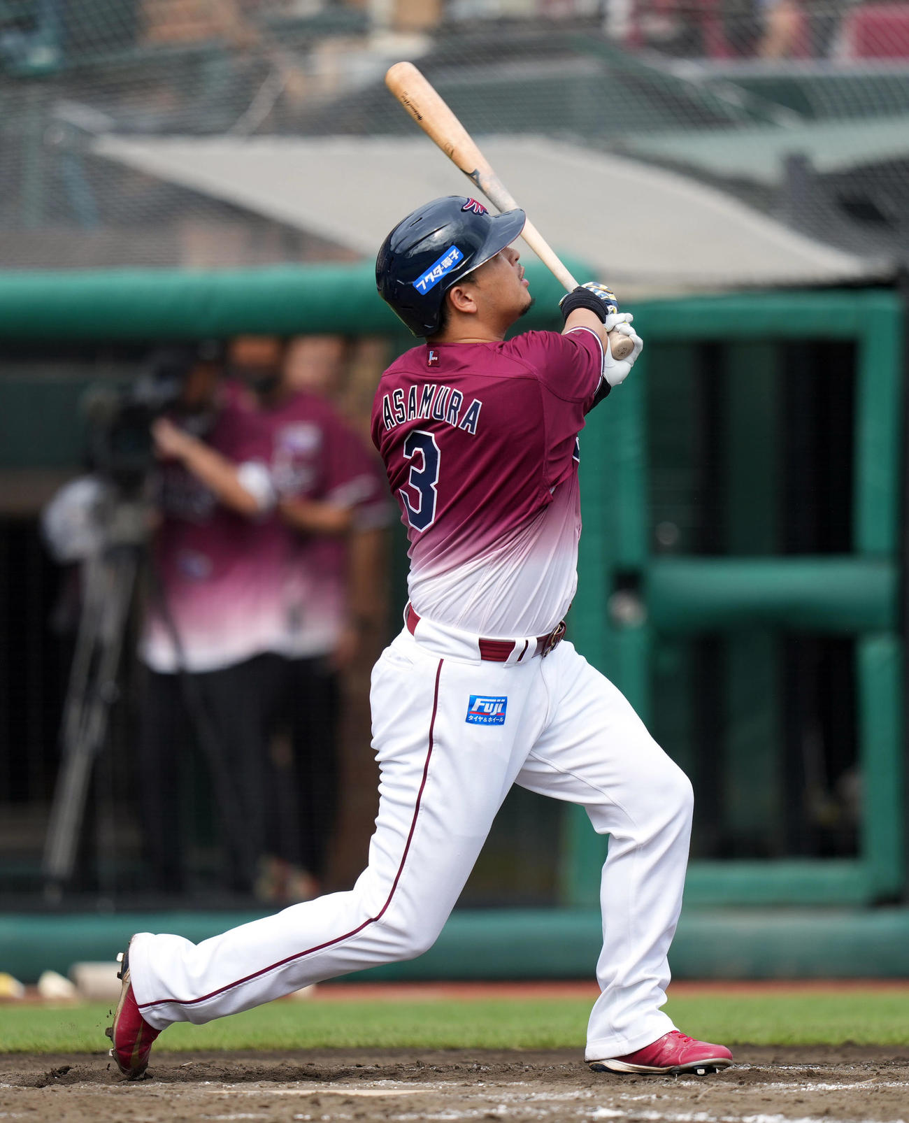 楽天対ソフトバンク　8回裏楽天2死、ソロ本塁打を放つ浅村（撮影・狩俣裕三）