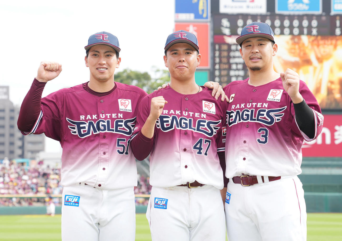 楽天対ソフトバンク　ヒーローインタビュー後、記念撮影をする、左から小郷、藤井、浅村（撮影・狩俣裕三）