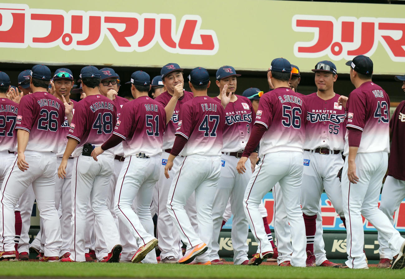 楽天対ソフトバンク　試合後、ナインを迎える石井監督（中央左）と浅村（同右）ら選手たち（撮影・狩俣裕三）