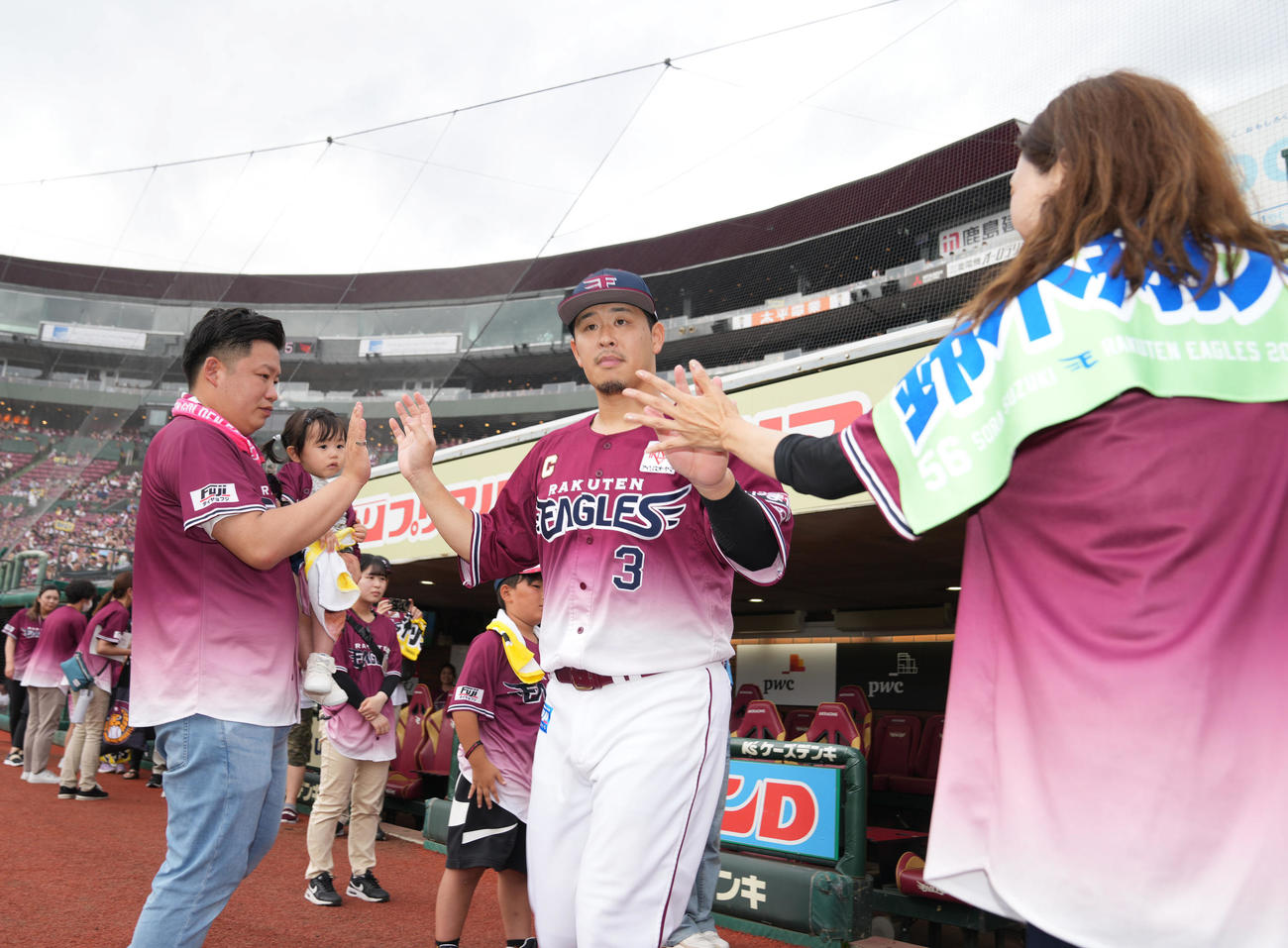 楽天対ソフトバンク　ヒーローインタビューでファンとタッチを交わす浅村（撮影・狩俣裕三）