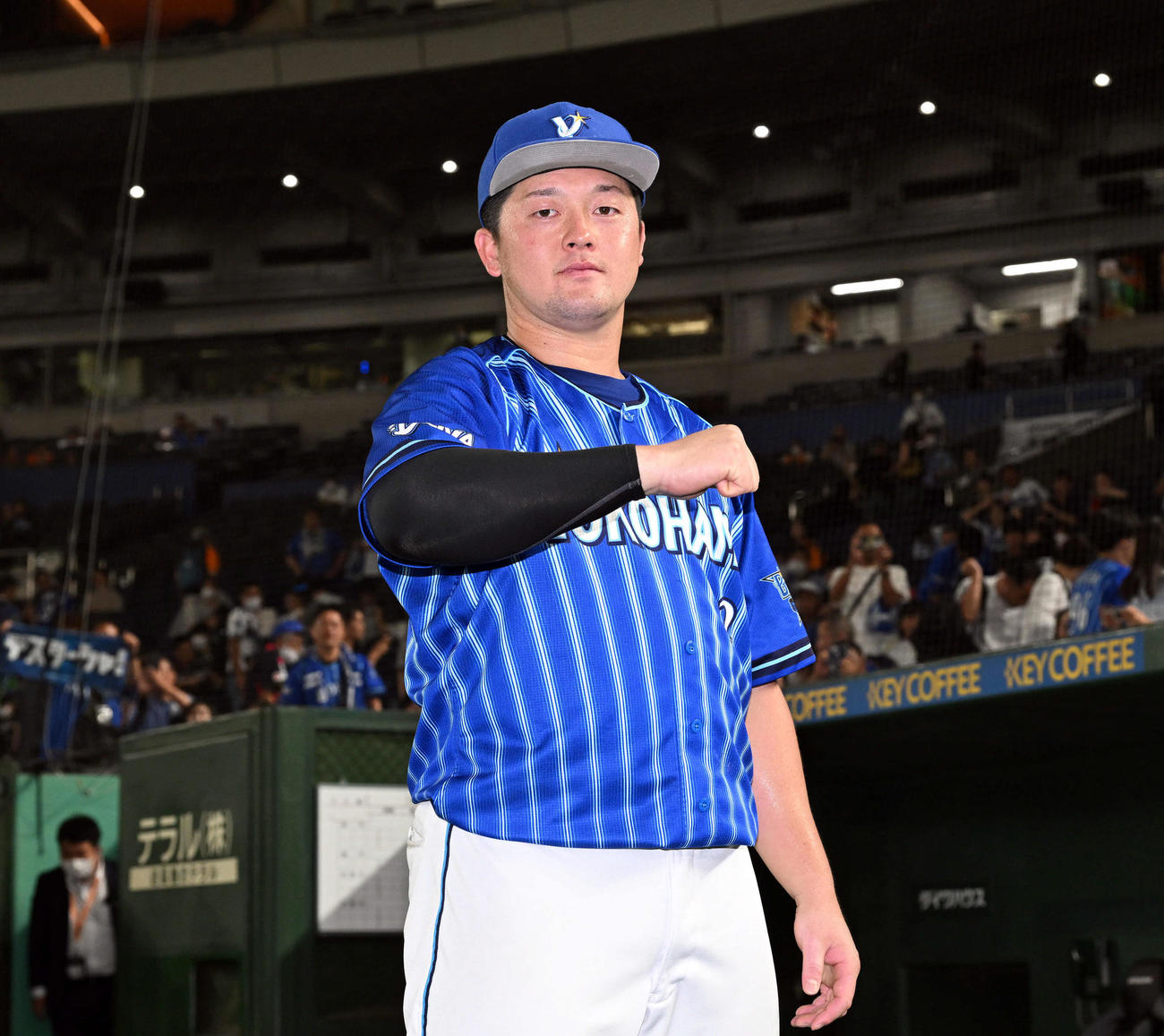 巨人対DeNA　ヒーローインタビューを終えポーズを決めるDeNA牧（撮影・滝沢徹郎）