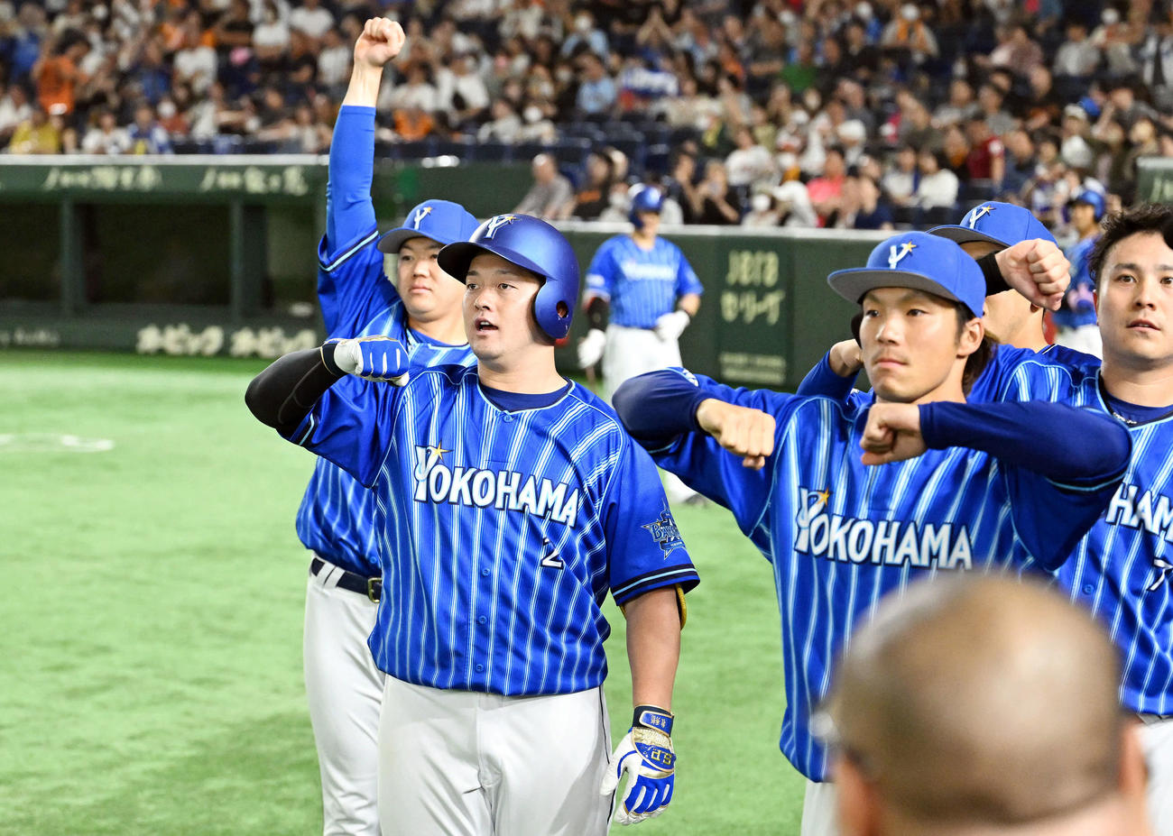 巨人対DeNA 12回表DeNA1死、左越えソロ本塁打を放った牧（左から2人目）はポーズを決める（撮影・滝沢徹郎）