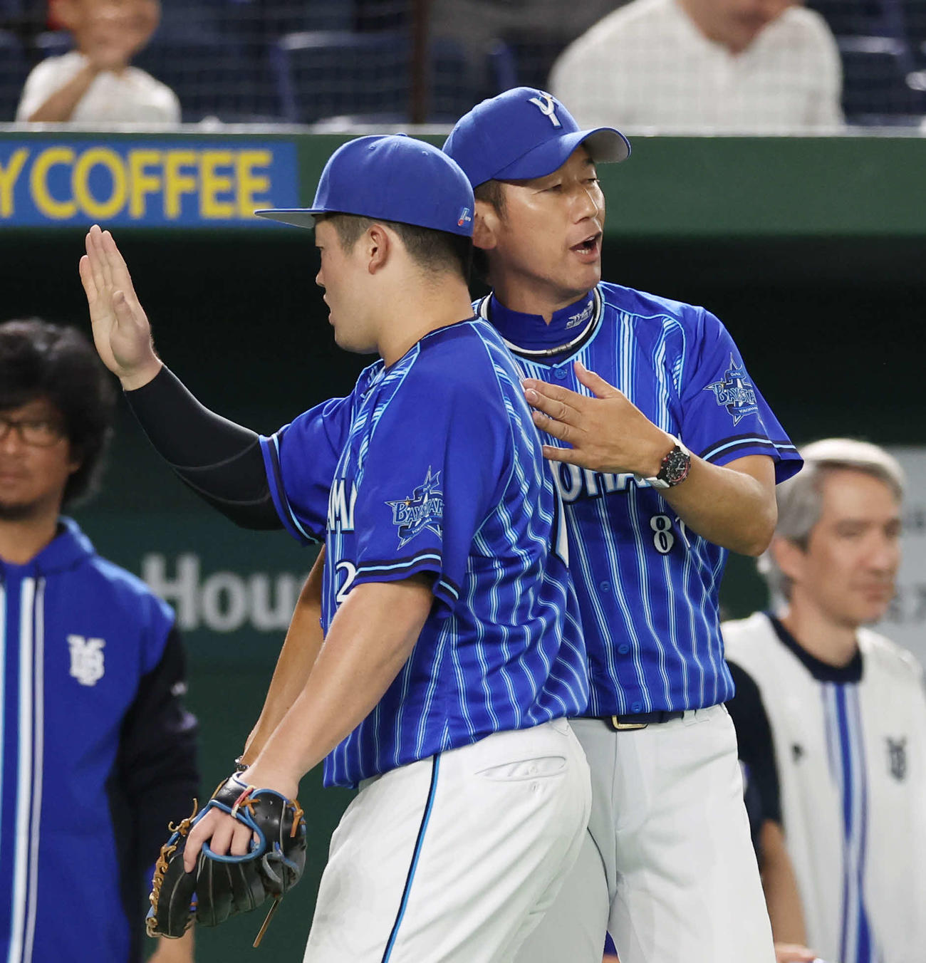 巨人対DeNA　勝利し、DeNA牧（左）を迎える三浦監督（撮影・宮地輝）
