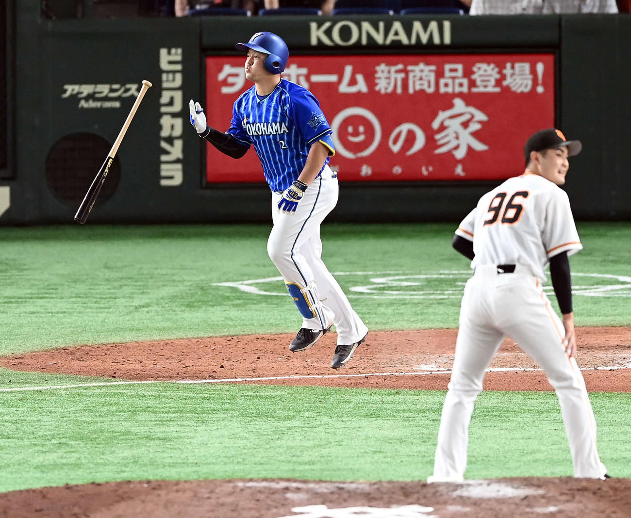 巨人対DeNA 12回表DeNA1死、左越えにソロ本塁打を放った牧は、軽快なステップを踏み走り始める。投手菊地（撮影・たえ見朱実）
