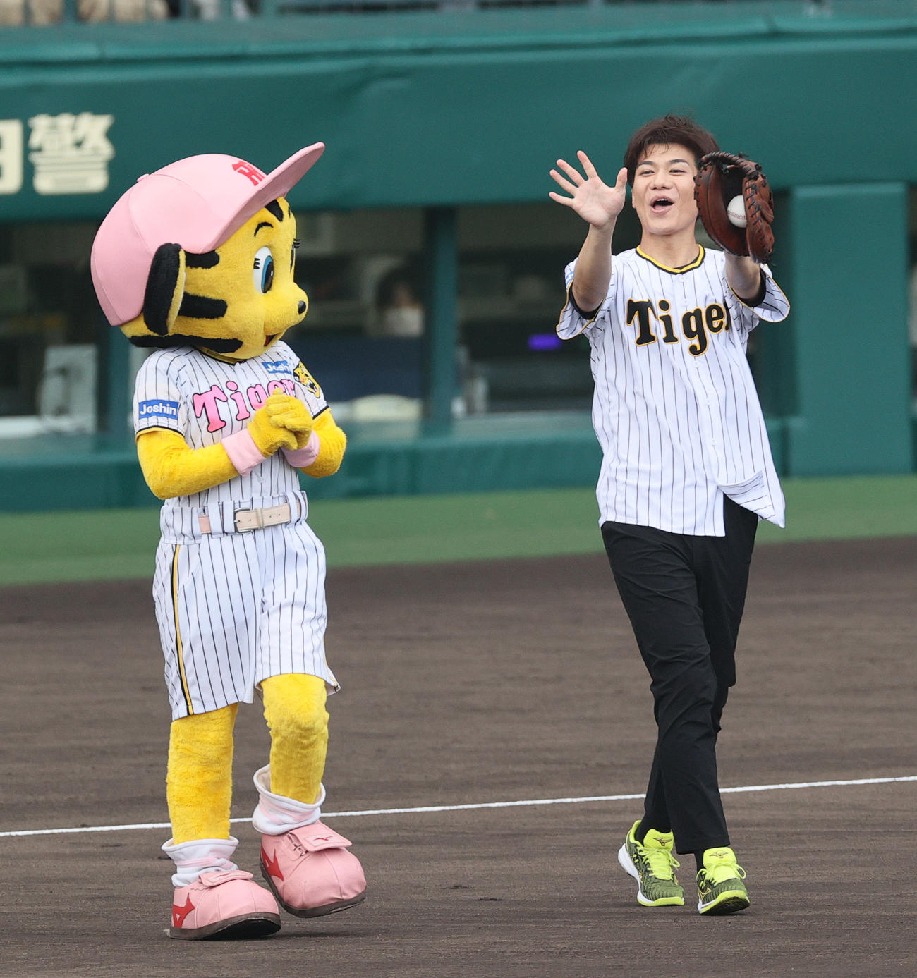 阪神対ヤクルト　試合前、ファーストピッチセレモニーに臨む新浜レオン（撮影・上山淳一）