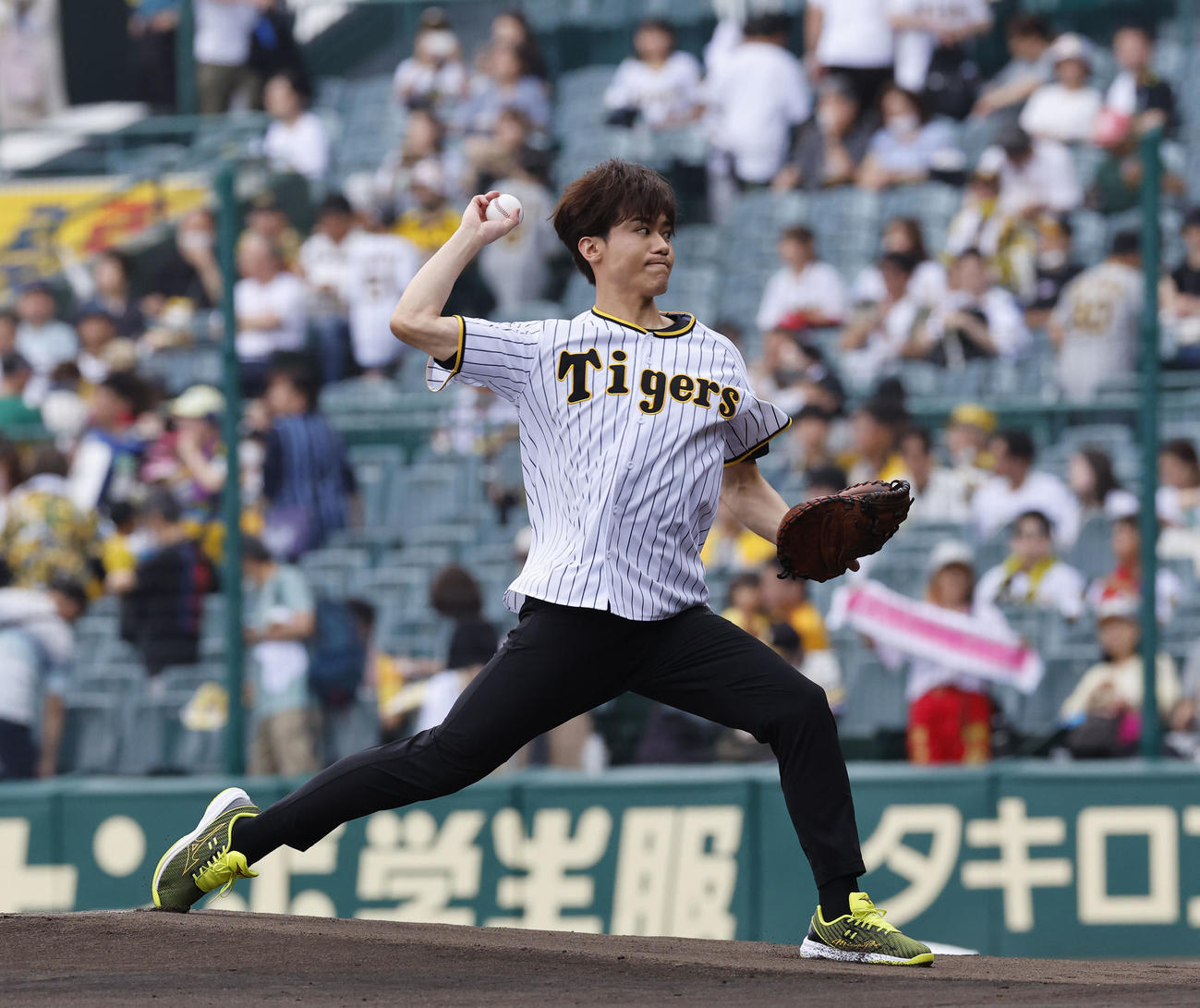 阪神対ヤクルト　ファーストピッチセレモニーで投球する新浜レオン（撮影・藤尾明華）