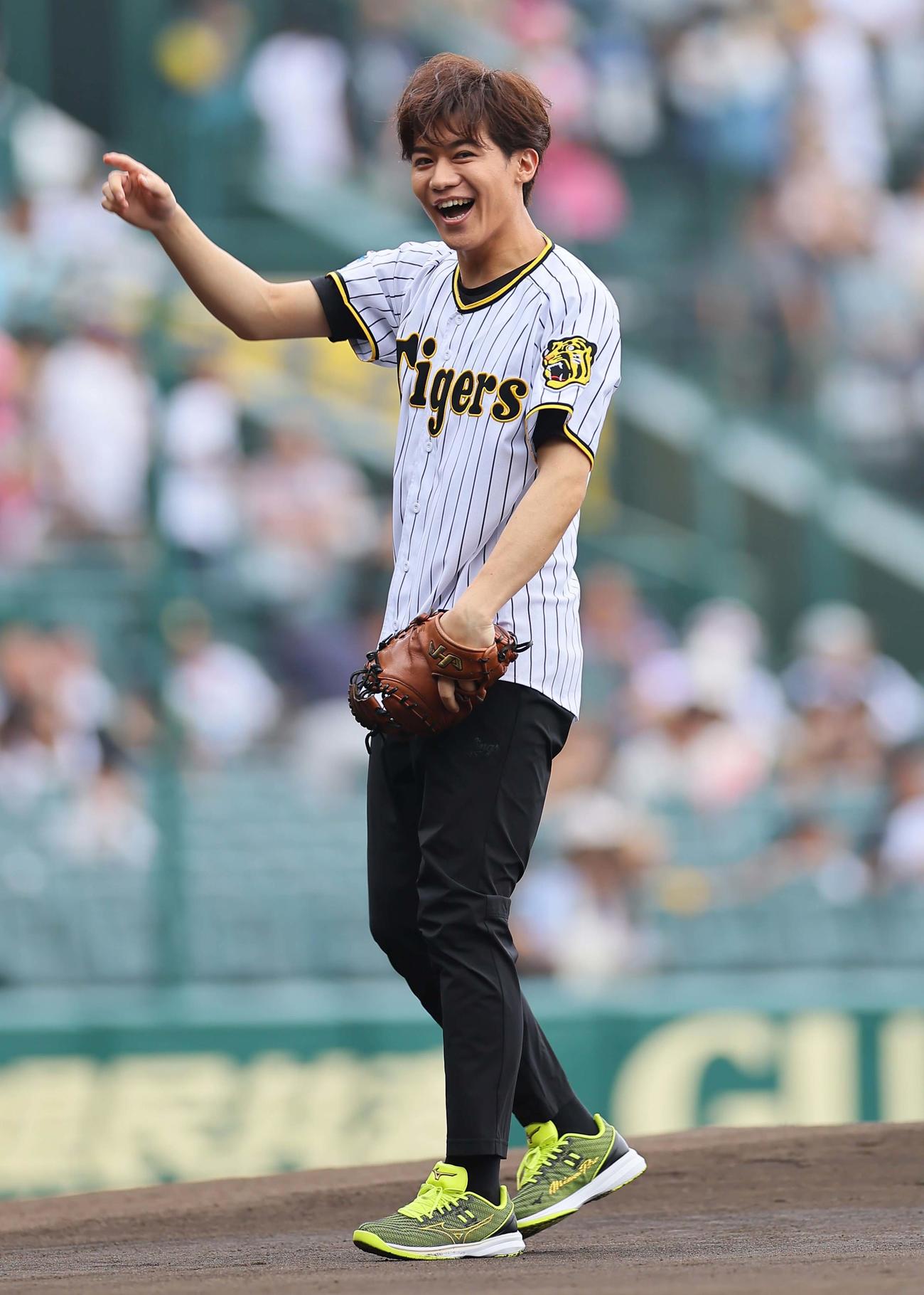 阪神対ヤクルト　ファーストピッチセレモニーで登板する新浜レオン（撮影・上田博志）