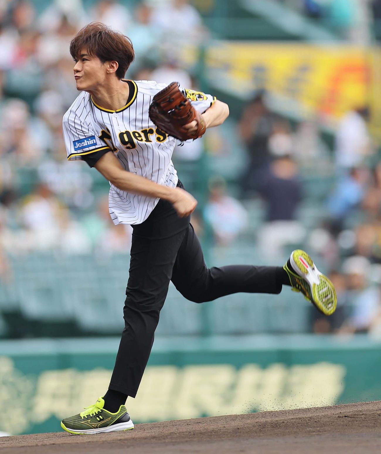 阪神対ヤクルト　ファーストピッチセレモニーで登板する新浜レオン（撮影・上田博志）